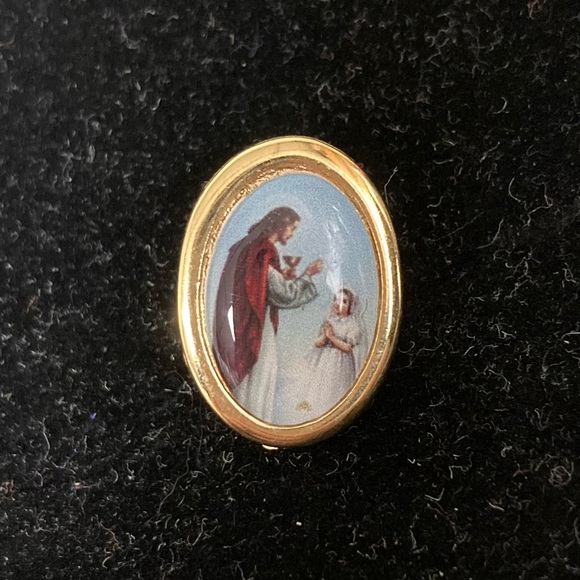 FREE w/ $5+ Bundle NIB Girls First Holy Communion Brass Tone Lapel Pin - Picture 1 of 4
